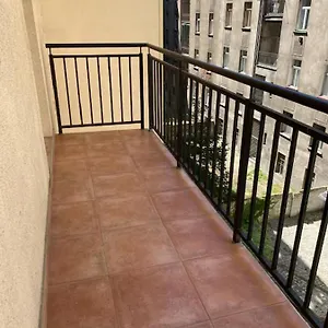 Large 3 Bedroom Family With Balcony Appartamento
